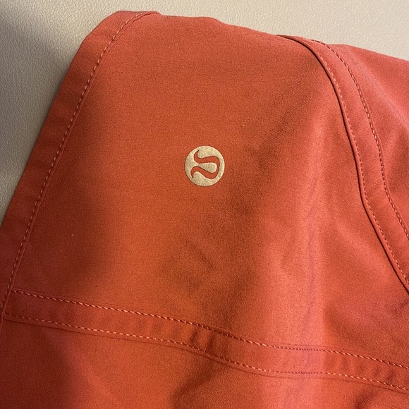 lululemon tracker low-rise lined shorts - Picture 3 of 3